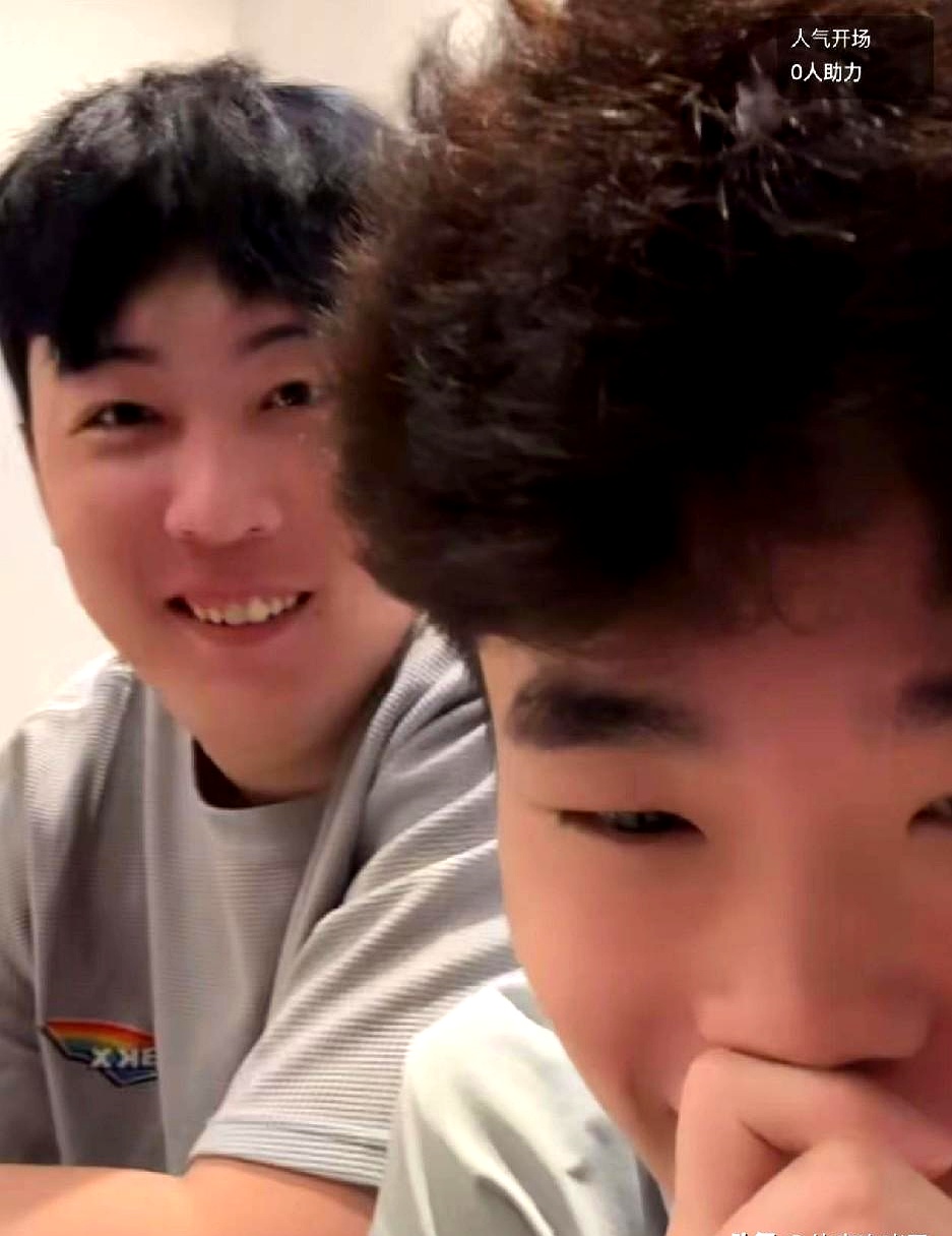 看到这幕，愣了一下。 张明池昨夜开直播时也直言被结果打懵——广东主场输...