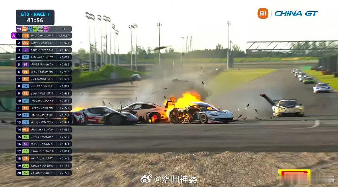 热搜词条“王一博赛场车辆碰撞着火”实为一场乌龙，碰撞起火的并非所驾驶的85号赛车，而是同场竞技的其他车手；王一博本人不仅平安无事，更在当天的中顶住暴雨压力，刷新了个人最快圈速并斩获。#王一博赛场车辆碰撞着火# ​