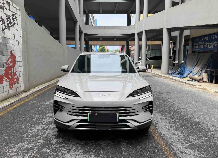 二手比亚迪宋PLUS DM‑i｜热门混动SUV二手淘车该注意什么
 
新能源混动SUV这几年热度暴涨，但二手混动车型的水比传统燃油车更深。除了常规的车身底盘损耗，三电系统的健康程度是绕不开的核心。市场里面车源混杂，一部分是私人家用，也夹杂不少高频跑活的车子，不同使用背景，车况差距非常悬殊，盲目入手很