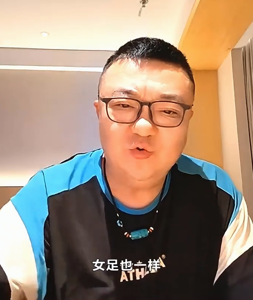 董路这话够狠：31岁的王霜，现在去英格兰或者巴黎，连比赛都踢不上。
别急着骂。看看热刺的数据，2023年12月签的约，穿77号，签到2026年。结果呢？2024年9月赛季揭幕战前就伤了，歇了。11月又伤一次，复出之后更尴尬，连续三场板凳坐穿，名单都进不去。
英超那对抗强度，教练宁可上年轻小孩也不