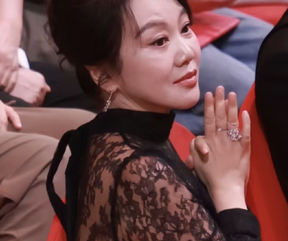 昨晚心里最不是滋味的，估计是闫妮。
不是因为三大奖颗粒无收，而是因为宋佳拿奖的那部《山花烂漫时》，闫妮太知道那意味着什么了。

闫妮自己就是三大奖大满贯得主。

2009年凭《北风那个吹》拿飞天，2010年拿金鹰，2020年凭《少年派》补齐白玉兰。这条路她走了十一年，一步一个脚印，每个奖杯都是靠不同