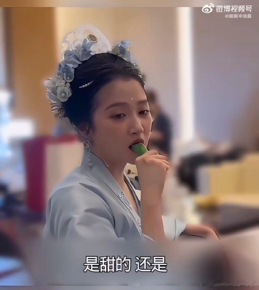 #关晓彤走红毯也带着妈妈做的彩椒碗#怪不得关晓彤这么瘦 ，还是太自律了。 ​