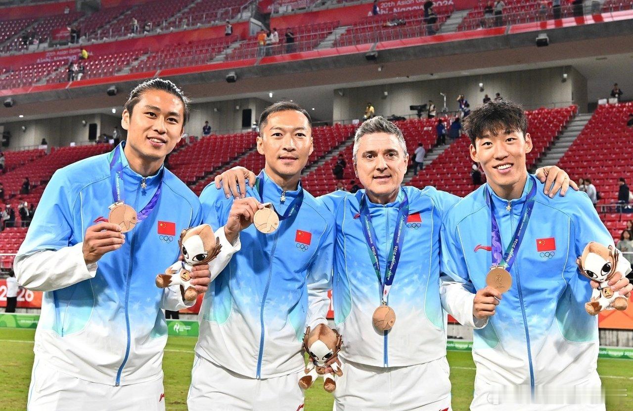 有人说靠老将，可如果没有小将的拼劲，也拿不下这枚铜牌。#U23国足仨超龄老将与安东尼奥合影##U23国足三位超龄球员与安东尼奥合影##中国足球##亚运会[超话]# ​