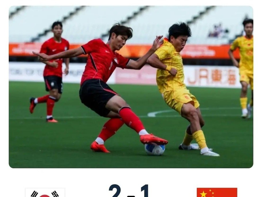 领先22分钟被连灌两球！U23国足1-2遭韩国逆转，徐彬致命失误仅2.6分，10月3日打乌兹别克争铜牌
王钰栋第23分钟单刀推射破门后，跳起了韩国男团的舞蹈庆祝动作，那一刻杭州奥体中心的看台几乎要掀翻。可谁也没想到，这个进球带来的领先优势，只维持了短短9分钟。
定位球防守，又一次死在同一块石头上
第