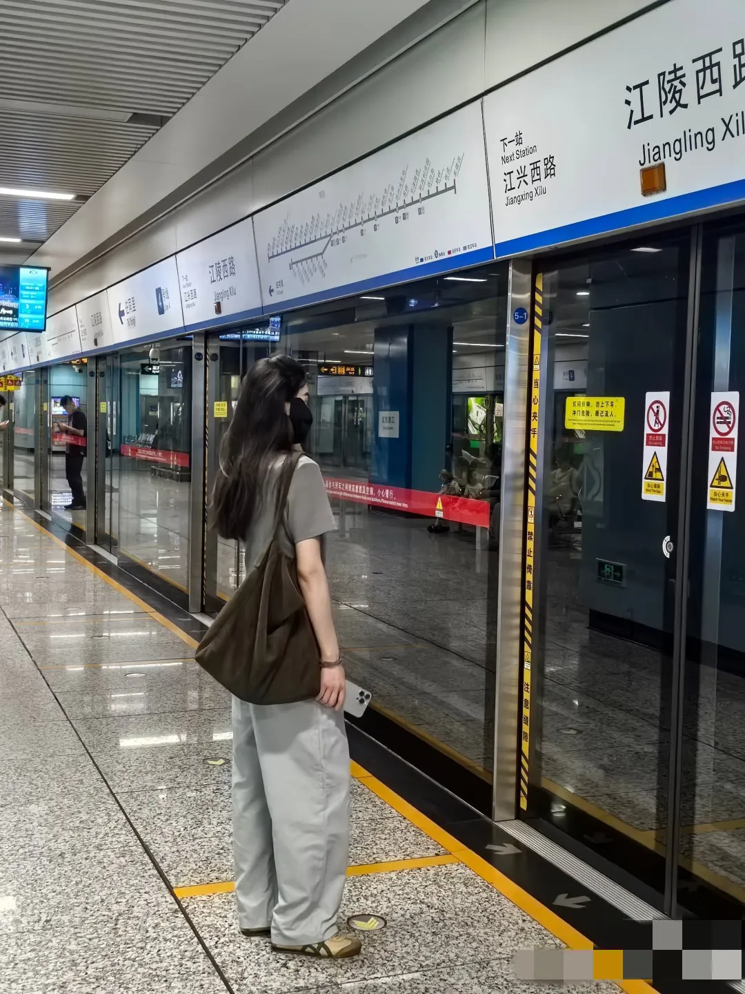 地铁上的美女！明明很简单，但就是很心动，实在是太喜欢了。真的好有气质，好漂亮啊！