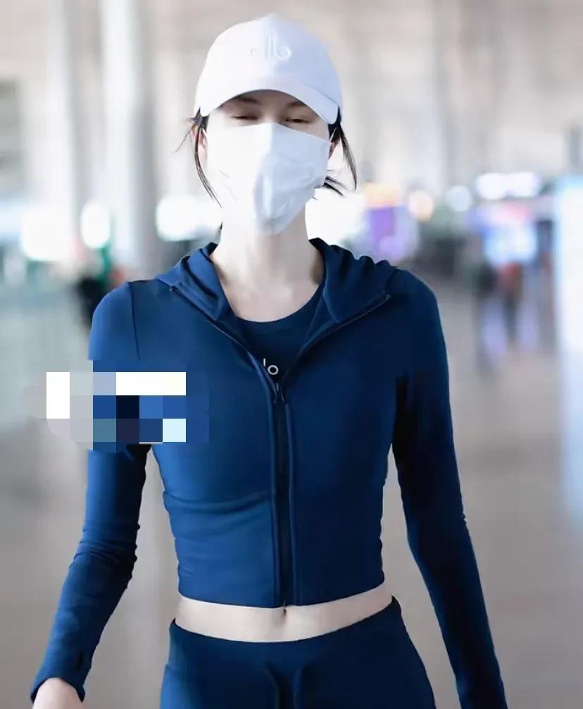 何穗机场运动装露小蛮腰肤色白到发光 超模产后身材管理普通人能学吗 ​