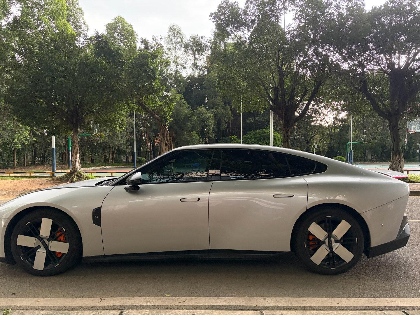 每次在路上看到开P7的车友
都很想摇下车窗和TA说一句：
你真的太有品了 ​