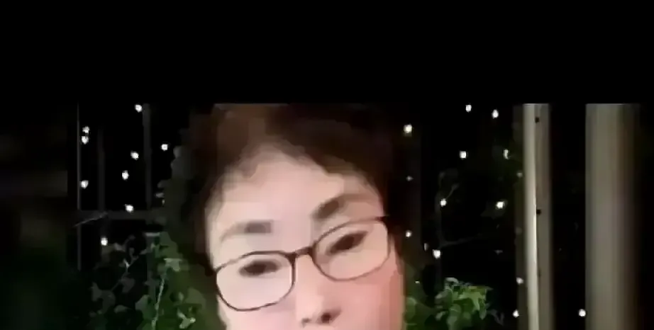 喜梅大双这对五百多万粉的农村模范夫妻，昨晚直播直接翻车。 镜头里喜梅红...