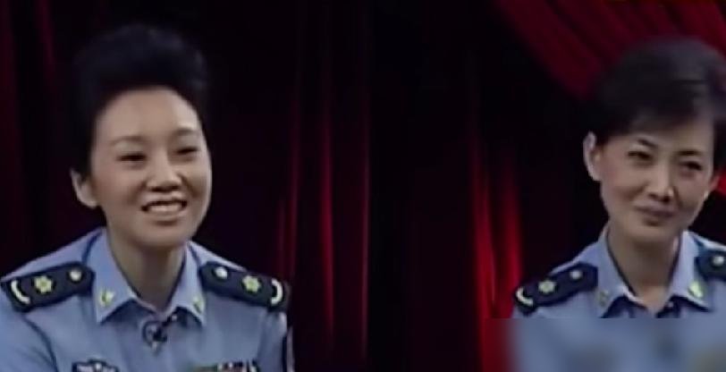 55岁的闫妮，至今单身，有人给她介绍个50多的男的，她脱口而出：太老了吧。说完自己都乐了。
这话听着像段子，可搁她身上一点不违和。当年在空政文工团跑龙套，牛莉拽着她到处递资料，团长郭旭新放她去演《武林外传》，她才算熬出头。后来《父母爱情》原定选角传闻里也有她，真假不论，圈里认她这块料。
台上是飞