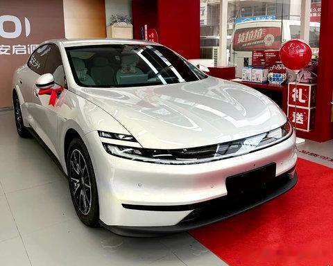 启源A06低配却有高配品质：4885mm车长、2922mm轴距后排宽，溜背无框门高颜值，656L后备箱能扩1770L。#长安汽车 ​
