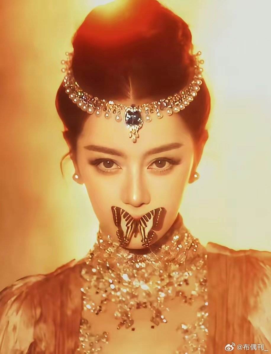 红毯的权威，还得是迪丽热巴。VOGUE红毯，说刘亦菲是“凤凰神女”，迪丽热是“毯神”。
​现场图和精修，毕竟是有区别的。说刘亦菲胖的，其实，真的还好！
​有句话叫，不管多顶级的高定，最顶级的还是迪丽热巴本人！
​热巴身上这套满钻高定，真的比模特穿的还美，不愧是“毯神”。 ​
