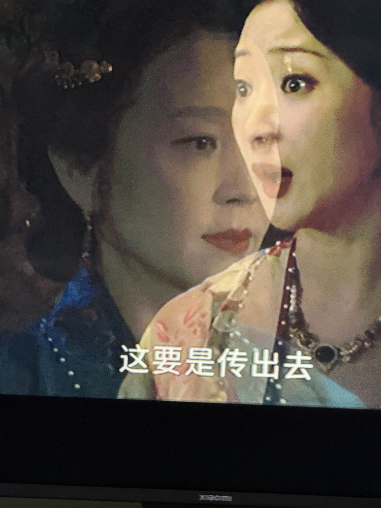 42岁的陈妍希，演了肖战的妈，俩人实际就差8岁。
《藏海传》剧照一出来，评论区直接炸了，说这哪像母子，分明是姐弟。可陈妍希自己倒挺坦然，采访里就一句，不想再演那些重复的傻白甜了。
再看孔令美，82年的，演90年刘学义的妈，也就差8岁。人家不吭声，闷头增重，放慢语速，把十年话剧的底子全压进去。观众