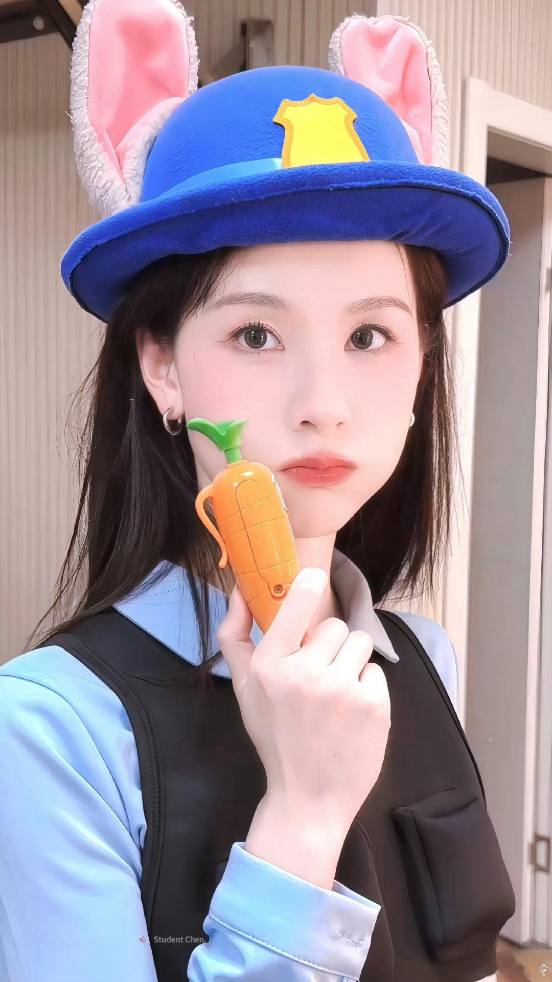 #陈都灵[超话]##陈都灵DingLingLing生日派对# 嘟嘟COS兔子警官，真的好灵动。还有就是大家能给我点经验吗？还差4分。 ​