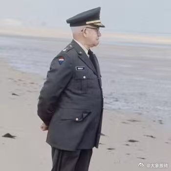 最后一位在世的五星上将奥马尔·布拉德利，在诺曼底登陆25周年纪念期间，眺望奥马哈海滩，1969年6月。 ​