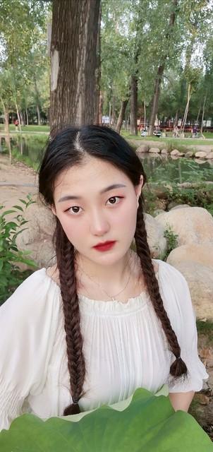 世上最伤人的东西，就是真相。你以为真相能让你安心，可大多数时候，真相只会让你更痛。

可偏偏，我们就是忍不住想知道。

我表哥老周，开了八年出租车，攒了三十多万，全交给他老婆管。他自己穿三十块一双的布鞋，抽七块钱一包的烟，连个像样的手机都舍不得换。去年冬天他腰疼得直不起来，去医院拍片子，医生说腰椎间