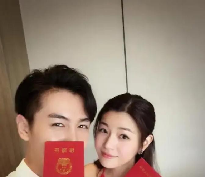曾经那个惊艳全网的头纱吻终究还是成了过眼云烟

陈妍希最近在一档综艺里罕见地开口提了离婚，坦白心里确实有遗憾，但也说透了现在压根没心思再去碰婚姻这趟浑水

另一头陈晓像个没事人一样，死磕在剧组里闷头拍戏，对私生活捂得严严实实

这对金童玉女走到分道扬镳，绝不是谁脑子一热闹脾气

谈恋爱跟搭伙过日子那