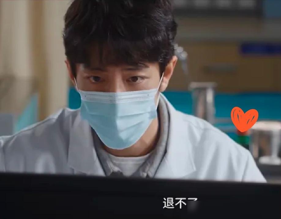 肖战被丁嘉丽当面怼“退不了钱，投诉把我开了”，他愣了一秒，接了一句，全场笑翻。
拍戏现场，丁嘉丽一脸严肃甩出这句，肖战没慌，顺势往下接，把“投诉”演成了真事。俩人你一句我一句，节奏全对，导演没喊卡。
观众看完直呼：老戏骨敢抛，青年演员敢接，这松弛感装不出来。
对比某些流量拍戏，台词靠配音，反应