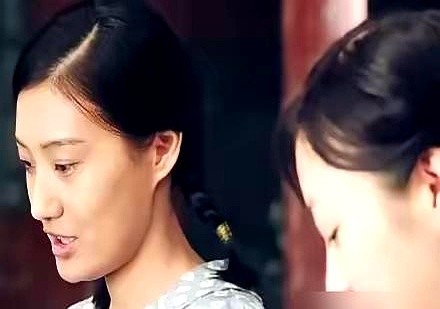 《情满四合院》播完，满屏都在骂秦淮茹心机重。演她的郝蕾，一句话都没回。

剧里的秦淮茹，没工作没靠山，拖着三个孩子。她算计傻柱，看着确实气人。

但这真不是单纯的坏。饭都吃不上的时候，生存本能逼着她长出心眼。为了全家活命，她只能咬牙透着股狠劲。

观众骂得越凶，越说明演得到位。面对争议，郝蕾连个采访