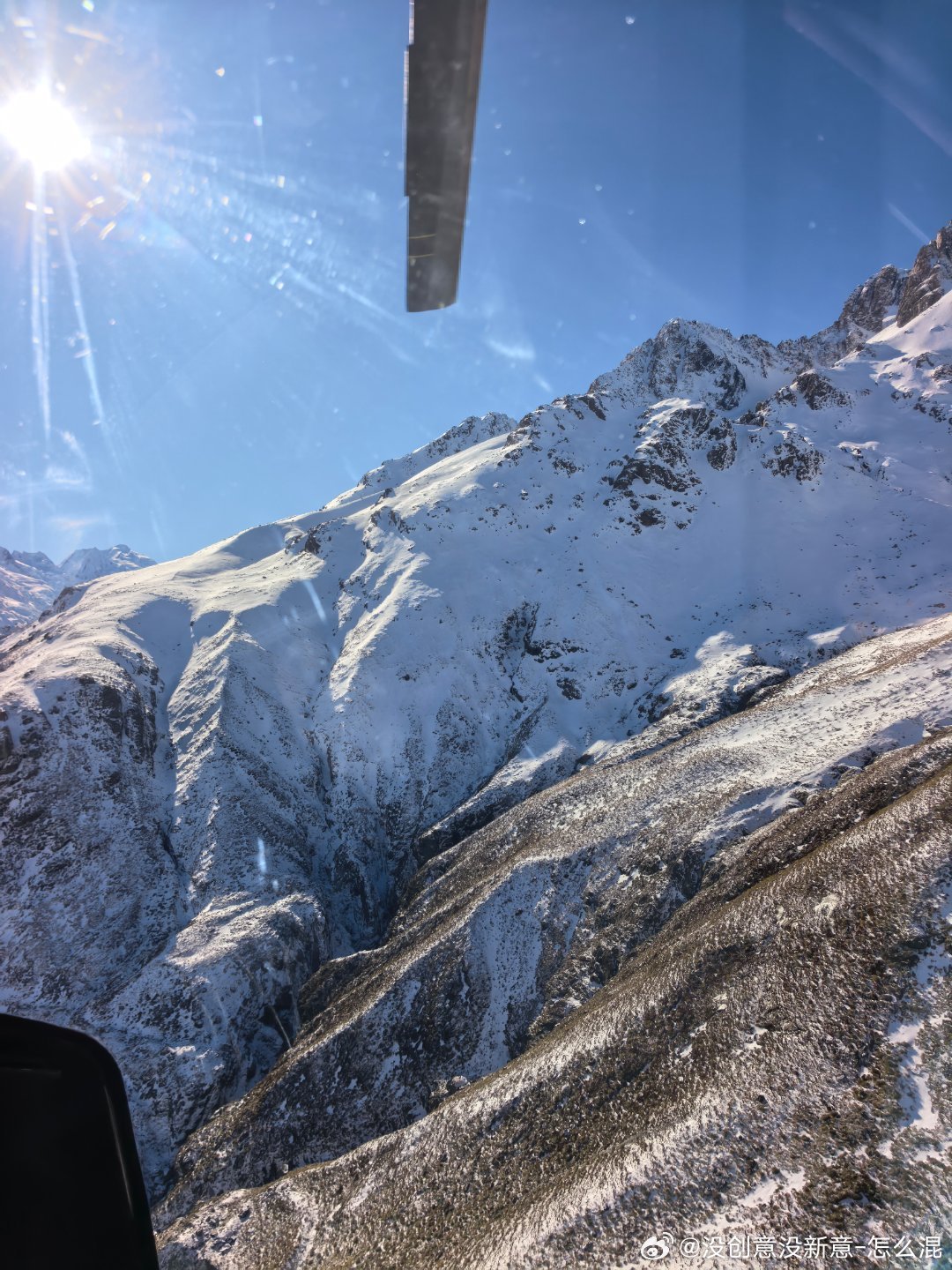Day 3 清晨出发一路向南 路过了普卡基湖 库克山
坐着直升机感受雪山上的风景
下山徒步塔斯曼冰湖 
中午打卡网红咖啡吃披萨
下午继续南下前往皇后镇
PS 这里很像西藏，但这里的海拔对于大多数人都很友好。很难想象在西藏四千米的高度乘坐直升机到达五千米的雪山上看雪和冰川，这里也算弥补了国内不能的 ​