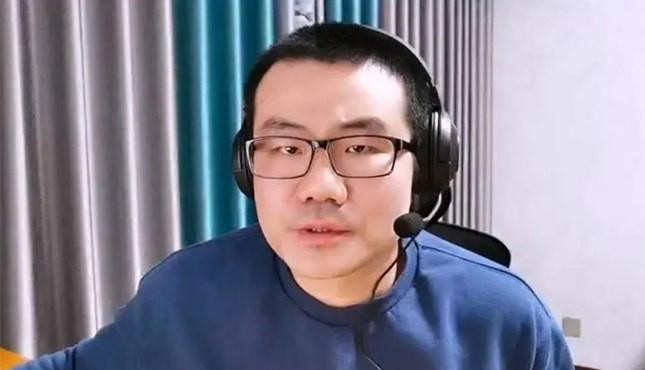 徐静雨把库里排在历史第七、后卫第三，这话刚说出来就在球迷圈炸了锅。
在他那套评价体系里，乔丹第一、魔术师约翰逊第二，后面紧跟着就是库里。
平心而论，这个位置给得不算低，甚至可以说是极高了。
库里到底算不算划时代？哪怕最讨厌他的黑粉，也没法否认是他一手把整个联盟拽进了三分球的疯狂时代。
过去中