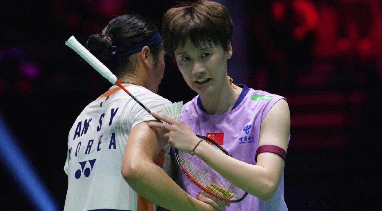 这场看完是真有点无奈。

陈雨菲0比2输给安洗莹，而且5比21、12比21，两局都没能真正把比赛拖进自己的节奏。

不是陈雨菲不强，是现在的安洗莹确实强得有点吓人。想翻过这座山，真的得重新想办法了。

#陈雨菲0比2不敌安洗莹# ​