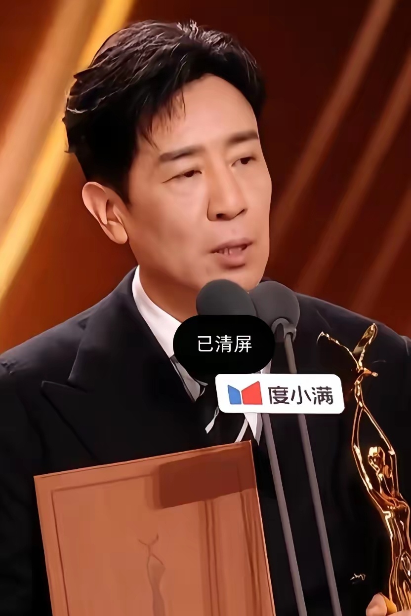 事实说明，人真的要多读书。就看于和伟这次的获奖发言，吞吞吐吐、逻辑混乱这些问题一点没有。反倒格外从容镇定，整场发言波澜不惊，心态十分沉稳。人到了一定年岁，固然能理解获奖激动落泪的心情，但更欣赏于和伟这般淡定平和的状态。
​​于和伟站在领奖台上说的第一句话，是“本来以为自己可以平静 ​