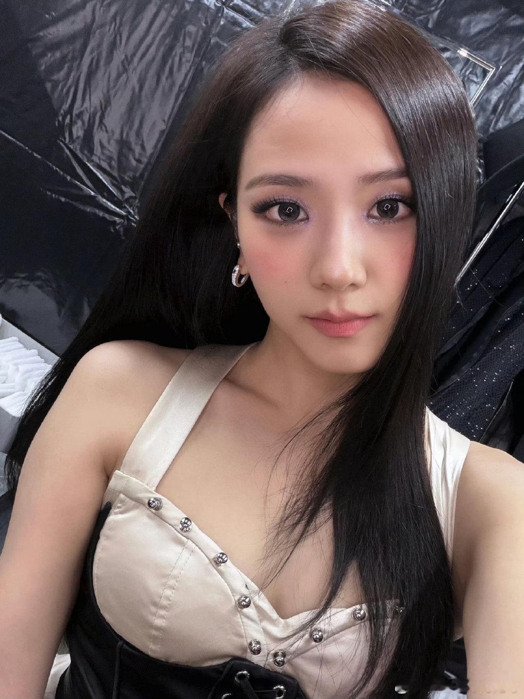 #kimjisoo[超话]##金智秀alo全球品牌代言人# jzx#金智秀迪奥全球品牌大使# 

我知道人不能太贪心但看着你看我的眼神 突然想到没有你我该怎么办

​