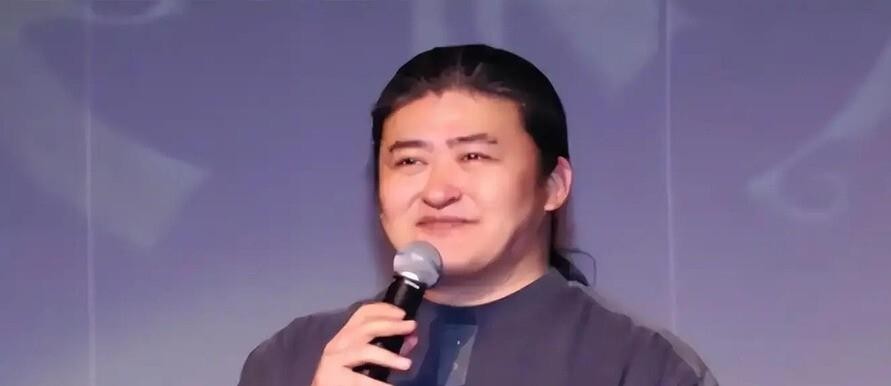 63岁的刘欢中秋走了，讣告只写“病逝”，不设追悼会不办追悼仪式，可不到一天肝癌酗酒心梗的谣言就铺满了推荐流。妻子卢璐在丧夫第五天被迫发朋友圈辟谣说全是造谣让他安宁。一边是流量狂欢忙着猜他怎么死的，一边是他捐了七年的原创音乐公益金照常发钱管理方只回四个字一切不变。谭维维凌晨只发三个字想念您配了一首弯弯