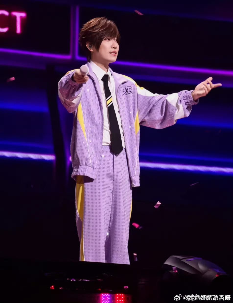 #徐良承包了7天全场的邮费#这件事能看出徐良很懂粉丝的执念，不能现场穿校服，就选择邮寄送达，独自承担七天全部的邮寄成本。 ​
