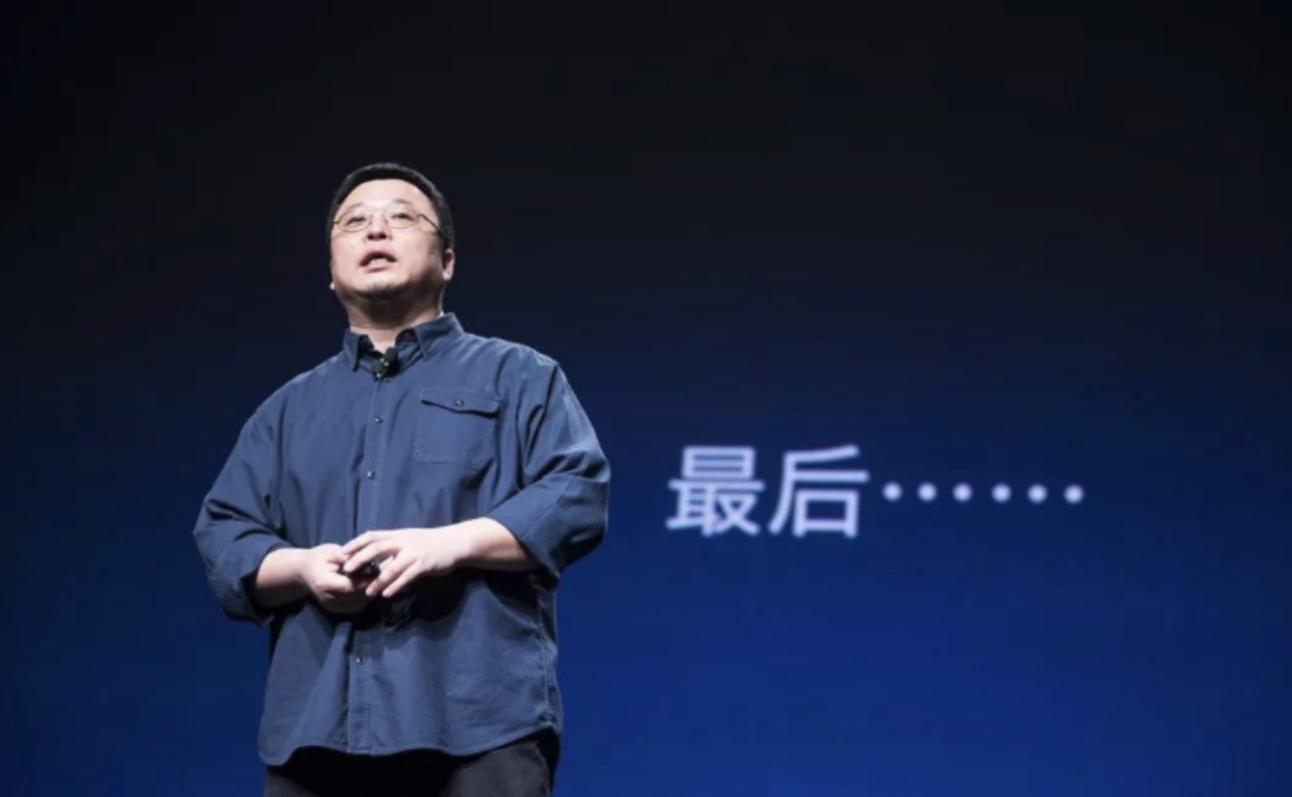 罗永浩这次危机公关，把东方甄选也拖下了水。

交个朋友直播间卖的一款溜溜凳被曝出内部发霉。官方赶紧道歉下架，承诺退款不退货。

老罗的回应分三步走：先认错说是运营疏忽；接着爆料东方甄选也卖了同款，还翻旧账说他们以前出过问题也没全赔；最后喊话媒体别“选择性执法”。

这招其实是在稀释火力。自己出了事，