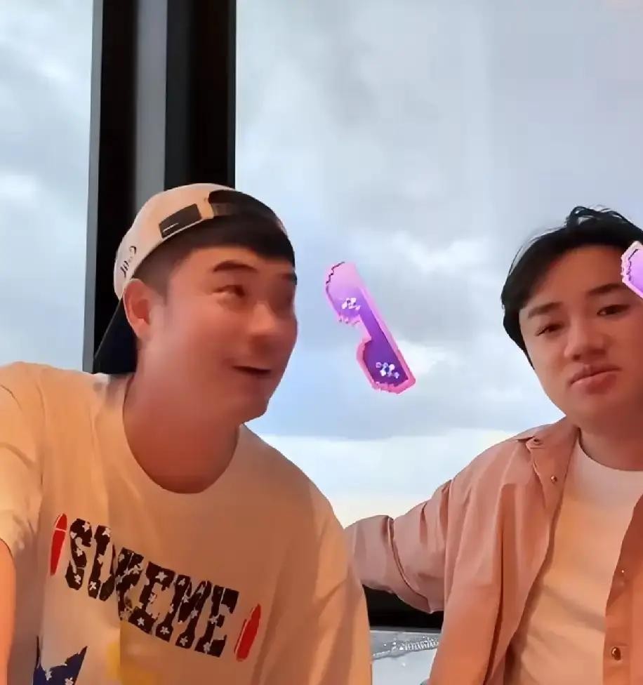 十六年前挤在一个套间里嬉笑怒骂的那帮红男绿女，前两天私底下凑到一块儿聚了个餐，结果网上瞬间炸开了锅，全在疯传这剧要拍回归季

风声越传越玄乎，连带着陈赫跟王祖蓝在直播间里扯嗓子的时候，屏幕上密密麻麻全是追问这事儿的弹幕

面对这突如其来的阵仗，陈赫倒是滑头得很，连甩了三句“有吗”“没有吧”“我不知道