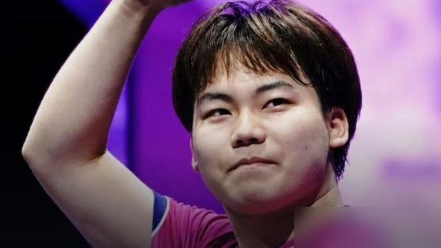 刚拿完冠军，转头就管球迷要钱，松岛辉空这操作把日本网友都整不会了。
19岁，刚把林诗栋挤下去，成了男单史上最年轻的世界第一。8年7个月的垄断，他一个人给破了。紧接着WTT中国大满贯，4比3啃下林昀儒，2000分到手，坐稳榜首。
结果隔天，个人付费俱乐部上线，周边开卖。
有人说他吃相难看，刚出成