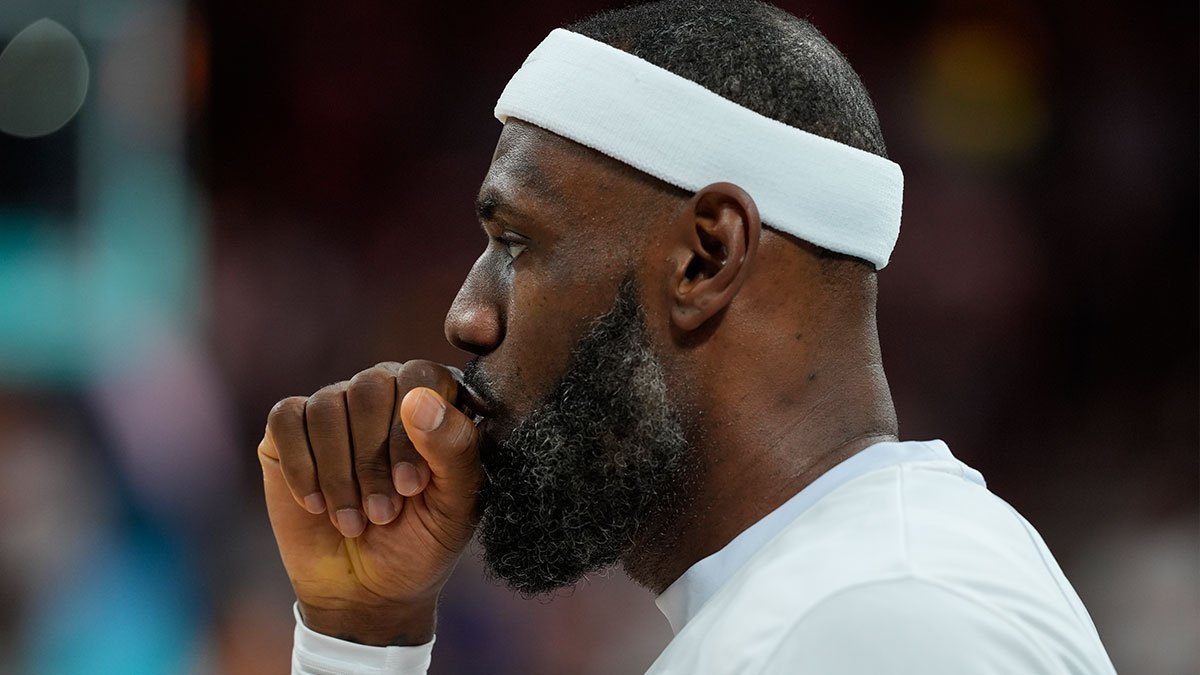 #NBA[超话]#悬念拉满！韦德吊足胃口：勒布朗转会背后还有后续大戏

韦德节目上留下神秘暗示，称詹姆斯加盟76人这件事还没完，背后另有文章，瞬间引爆球迷猜想。大家纷纷猜测可能涉及球队股权、重磅交易、影视项目等各种可能性。

坊间一直传闻，詹姆斯签约76人的条件就是拿到球队股份。老詹本身已经手 ​