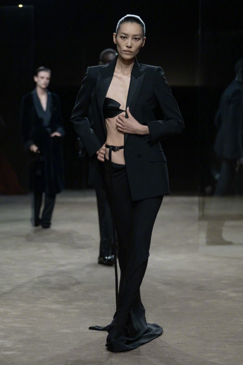 刘雯今日在巴黎继续开走Tom Ford S/S 2027大秀，这已经是表姐本季拿下的第五场啦！刚拍完品牌全球广告的她，连换两套look登台。冷冽性感的西装长裙与硬朗飒爽的黑色皮衣自如切换，刚柔并济的气场稳稳拿捏，顶级超模的教科书台步永远看得人移不开眼。
#刘雯[超话]##刘雯纯黑造型台步封神##巴黎时装周# ​
