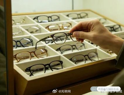 #开学季护眼记住三个20#【孩子眯眼、歪头看黑板？开学季护眼记住“三个20”】8月18日，国家中医药管理局召开健康中国中医药健康促进主题发布会之“长夏的中医药养生”专题发布会。

暑期孩子接触电子产品时间较多、开学后近距离用眼增多、眼睛易疲劳，中医在保护儿童视力方面有什么建议？

针对上述提 ​