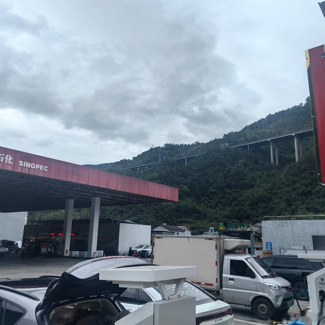 岚图国庆出发！
自从买了这个车，出行半径大大提升，一路天南海北，有了华为乾崑智驾以后，开车实在是省心太多了，而且路上休息十分舒适，放歌用头枕私享模式，不打扰家里人睡觉，好评！智驾稳当，全家舒适！山路能开666
#VOYAH智享体验  ​