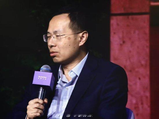 #阿里周靖人外滩大会谈模型理解力# AI缺的不是智能，是上下文，模型未来将实现千人千面的个性化理解 🧠

9月10日，2026 Inclusion·外滩大会现场，阿里巴巴集团副总裁、通义千问大模型负责人周靖人发表演讲。他指出，当前模型之所以难以真正理解每个用户，核心问题在于缺少上下文。“模型不理解个人， ​
