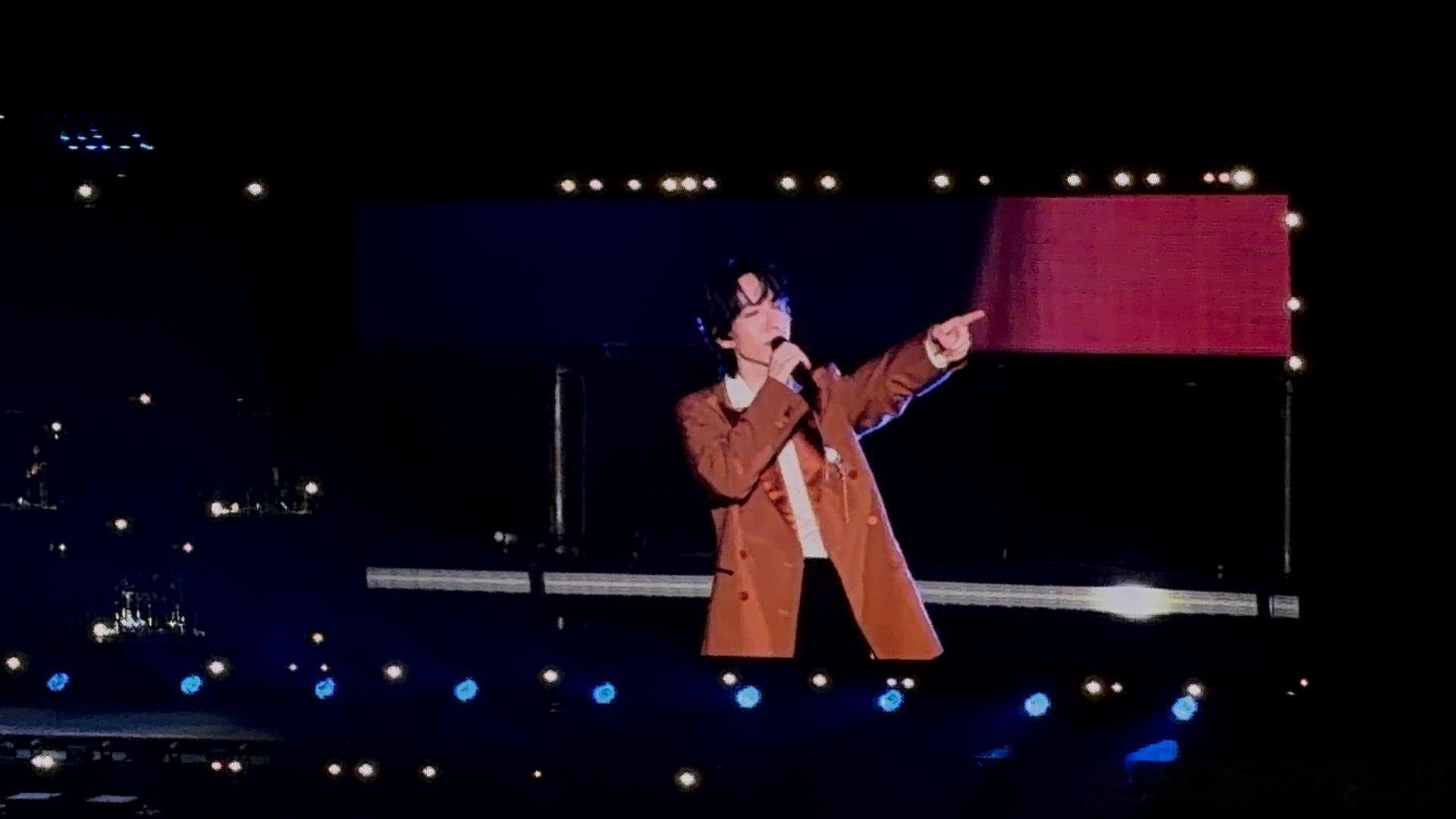 #林宥嘉[超话]#  心肝你好帅啊…插兜唱歌这么轻松吗…高音这么稳吗…今天晚上唱神爱世人了！虽然只有片段🥹（还在期待勉强幸福…明年来天津会唱勉强幸福吗？！！哎呀我的手机好糊…山顶我恨你呃啊啊 这套真的好帅(⋟﹏⋞)发型也好喜欢  ​