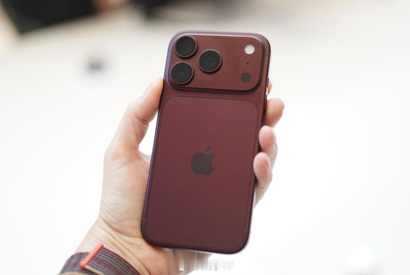 苹果四卡双待来了！iPhone 18 Pro，iPhone 18 Pro Max这两款手机都支持四卡双待，任选两张卡同时在线，至多可以这么选择：

两张实体SIM卡
两个eSIM
一个eSIM+一个实体SIM卡

另外iPhone Duo仅支持eSIM ​