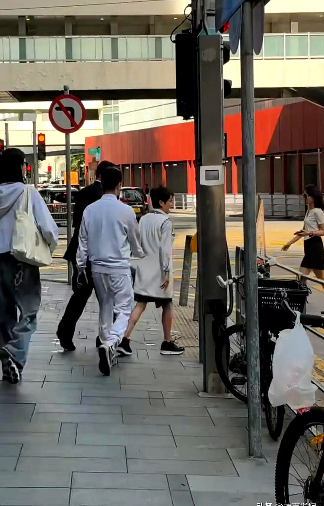 奚梦瑶和何猷君刚办完答谢宴，一家人现身香港街头，一个走路的站位细节，直接看清了豪门儿媳的生存智慧
 

大高个的超模奚梦瑶，比身旁的何猷君高出半头还不止，走到街上却半点锋芒都不露。小两口没有黏在一起挽手秀恩爱，奚梦瑶反而规规矩矩落在婆婆梁安琪身后两三步，全程微微侧着身子，陪着笑脸搭话，把正前方的气场
