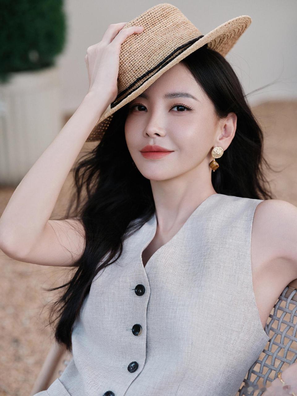 于文文很难喜欢上别人
真不是没有男人喜欢她
也不是没有富豪追她，她还真是看不上

钱，她自己有能力赚，音乐也是自己搞的红红火火，她本身就是很强大的人，自己能做的一点也不靠别人。

唱了那么多的情歌，可自己得了很难心动的病，她这是太理性，择偶没有标准，喜欢上就喜欢上，没有心动的也没事，于文文真的很洒脱