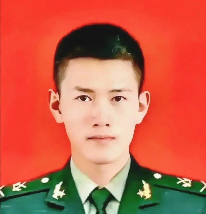 向李天澳烈士致以最崇高的敬意！他在青春年华义无反顾投身军旅，最终将生命献给了祖国的边境。他的英勇和奉献精神将永远铭记在我们心中，激励着我们前行。愿烈士安息，英名永垂不朽！ ​​​