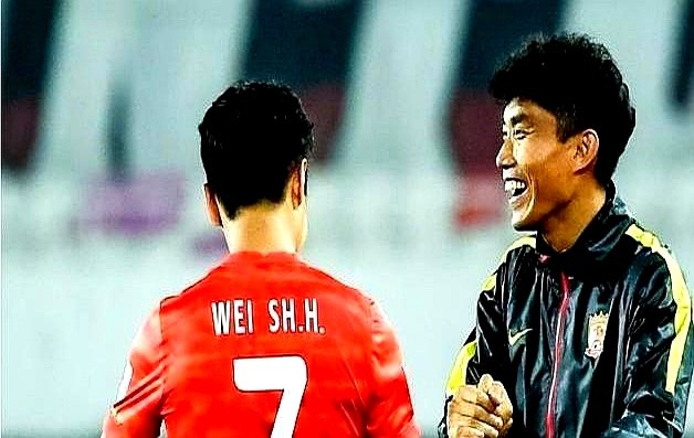 30岁的韦世豪在成都蓉城进球助攻一把抓，但那一点就着的脾气，换谁当教练都头疼。

邵佳一留洋回来，讲战术细致、沟通客气，可面对这种外露的硬茬子，温良恭俭让根本压不住。

更衣室向来不是开辩论会的地方。对付烈马，你光画战术讲道理没用，他认的只有绝对的江湖地位。为什么大家总提郑智？亚洲足球先生、前国足队
