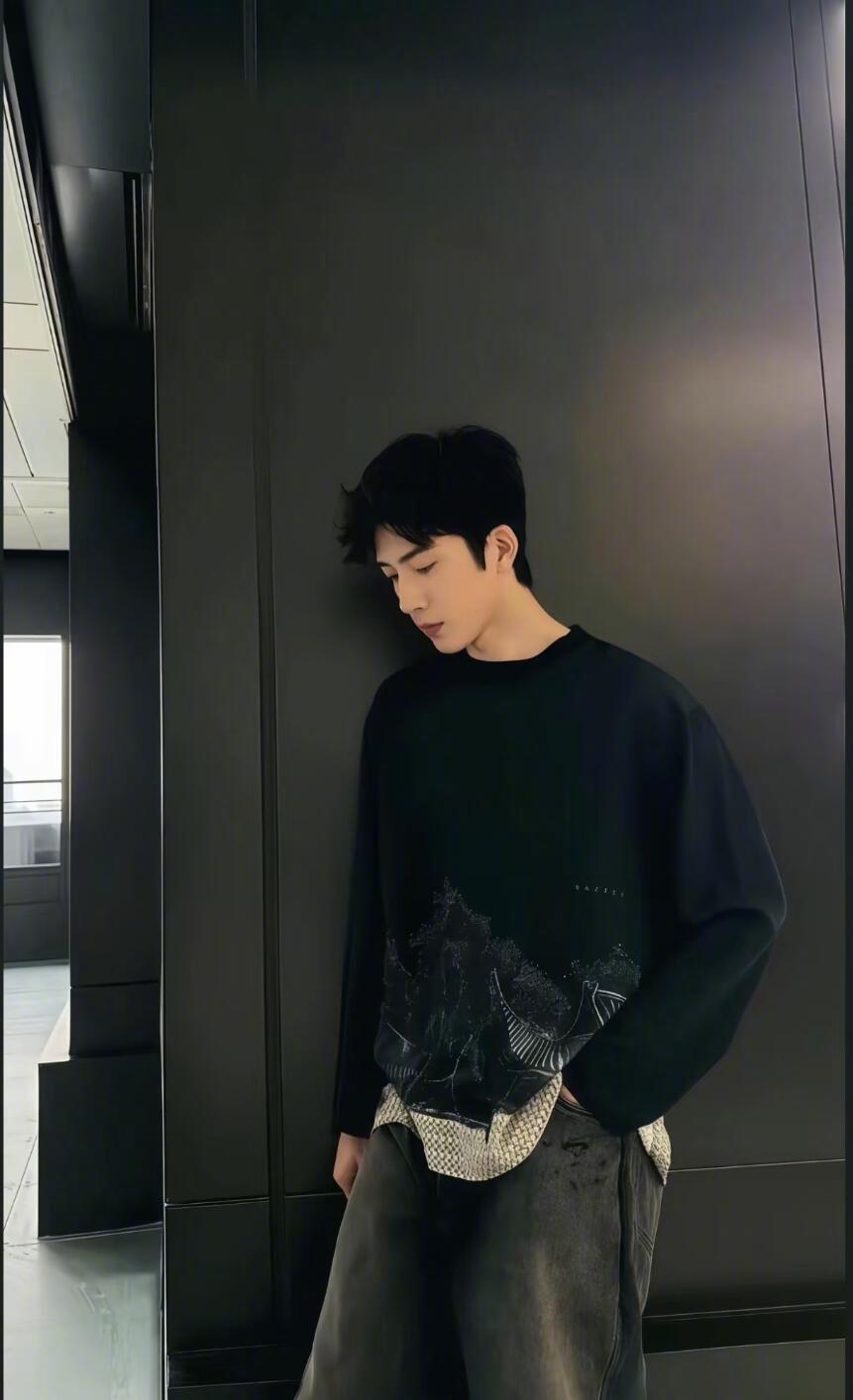 #井柏然边界感# 袁咏仪问“拍戏时有没有爱上过对手”，井柏然秒答“没有”。这个反应速度说明他根本不需要思考——边界感已经刻进了骨子里。 ​