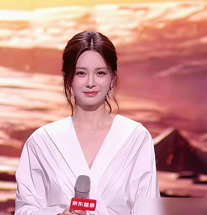 谢娜被骂惨了，沈梦辰却悄悄赢了口碑，就因为一个细节。
《乘风2026》谢娜一开口，弹幕全是求闭嘴。话密、抢拍、嘉宾说一半她先笑，观众急得跺脚，这是比赛直播，不是快乐大本营现场。
反观沈梦辰，在《披荆斩棘2026》里话不多，句句踩在点上。选手忘词她秒接，流程卡壳她三秒填上，全程不抢任何人的戏。以前
