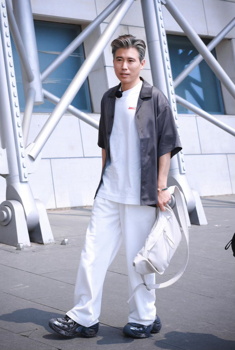 #疑似李乃文一家三口同框#网传视频里孩童大约十岁，有传闻说李乃文儿子正在日本求学，信息引发网友讨论 ​