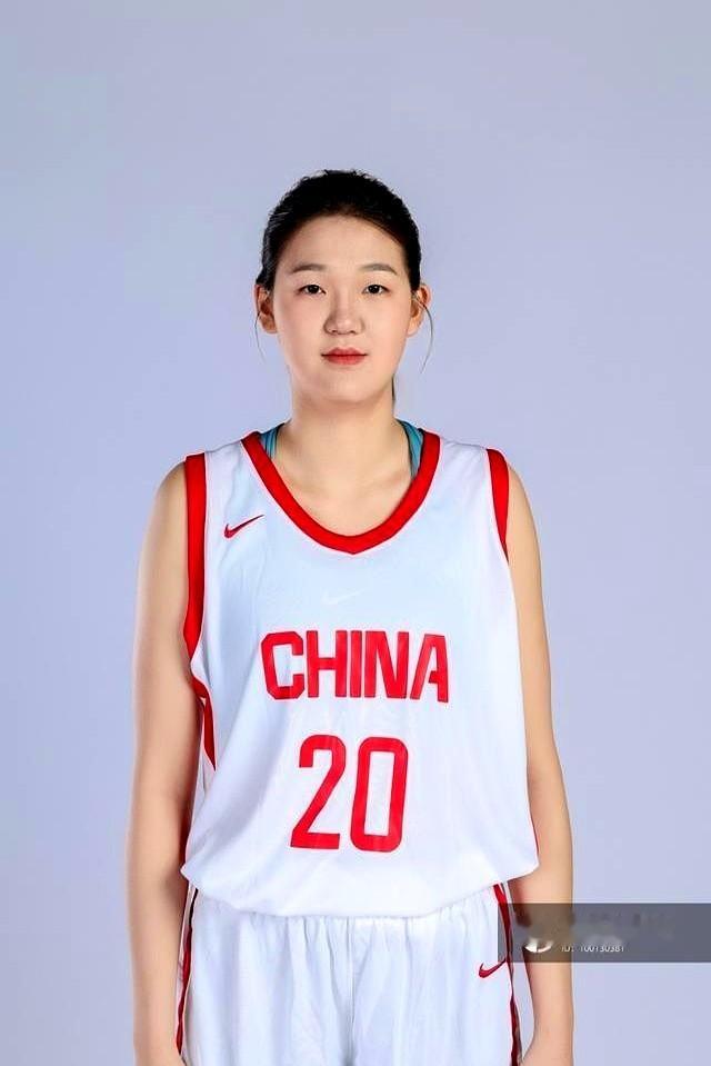 出场11分钟9投9中，连三分球都进了，结果偏偏罚球2罚0中。

中国U18女篮大胜弱旅菲律宾，中锋孙涵韵交出的这份数据实在魔幻。11分钟砍下19分5篮板，运动战命中率百分之百，看着确实过瘾。但对手实力毕竟有限，高光数据的含金量还得再看看。

真正让人看不懂的是那两记罚丢的球。顶着防守怎么投怎么有，站