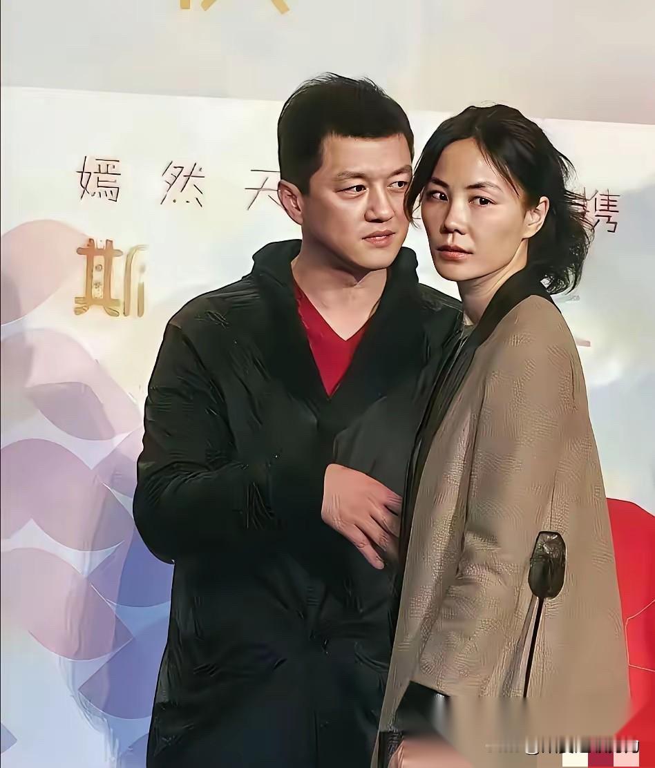 王菲和李亚鹏在一起毫不掩饰，疏离都写在脸上，可李亚鹏依旧爱得一往情深。
李亚鹏曾说，结婚后买满厨具期待她下厨，可王菲从未碰过。哥哥早就劝他驾驭不了王菲，他却不听。
离婚之后王菲和谢霆锋复合，谢霆锋会下厨做饭，演唱会处处是蝴蝶元素，热烈的爱意十分明显。
两段感情，两种不同的相处模式，合适才最重要。
