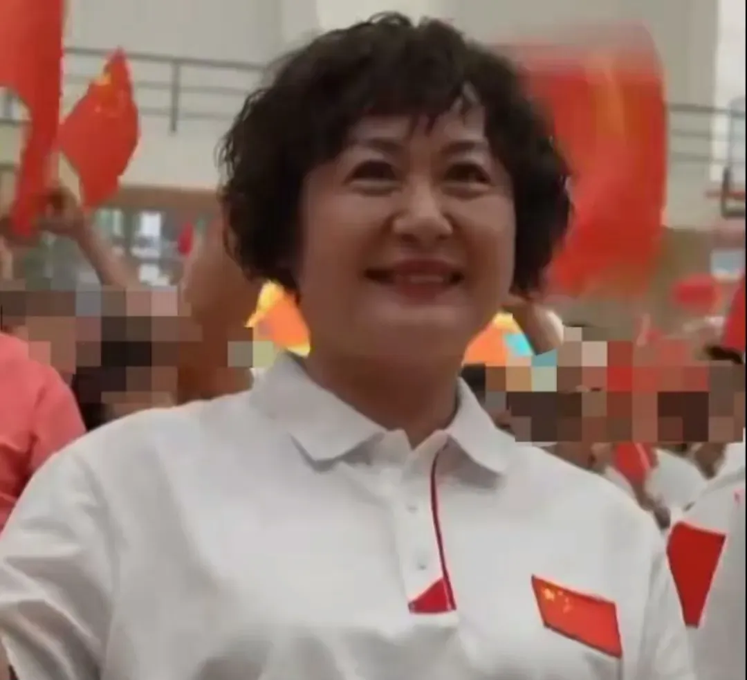她是孙铭茵，是个性格开朗外向的人，她偏爱跳水这类有挑战性的运动。

       受她的熏陶，女儿陈艺文从小就对跳水产生了兴趣。当年她主动带着八岁的女儿陈艺文，找到跳水前辈吴国村，极力推荐女儿练习跳水。

       小姑娘凭着一股韧劲刻苦训练，先后拿下巴黎奥运会金牌、名古屋亚运会女子三米跳板冠军