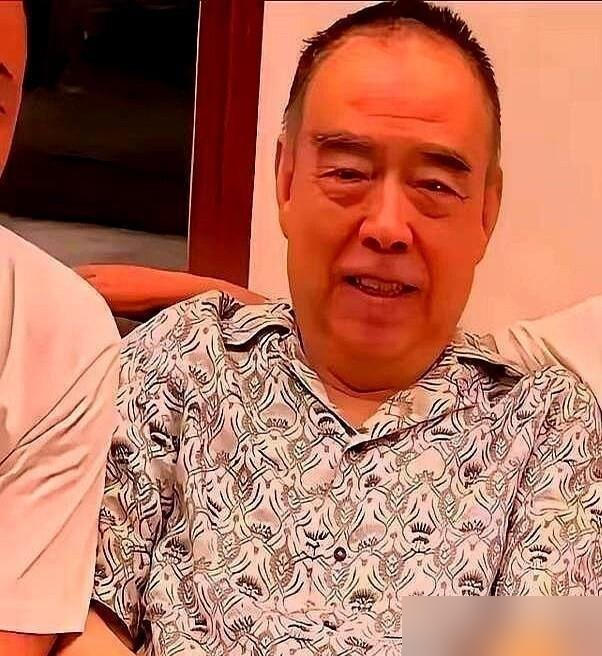 74岁陈凯歌，穿着脏球鞋在三亚别墅里摘豆角。摘完往藤椅上一瘫，说这豆角长得真带劲。
另一头，76岁张艺谋刚歇了4个月。手抖着上台领奖，瘦脱了相，被拍到在耶鲁看儿子毕业，整个人像抽空了。75岁徐克更狠，嘴里说早就退休了，手上三个片子同时转。
再看陈凯歌，500多天磨完《志愿军》三部曲。别人拍戏要命